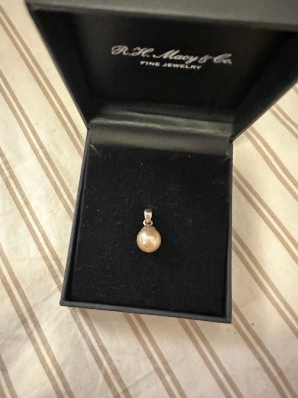 Macy’s Pearl Pendant - Like-New R.H. Macy & Co. Fine Jewelry
